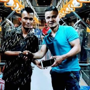 Salut, Tiketing Bus Trans Batam Kembalikan HP Penumpang yang Tertinggal