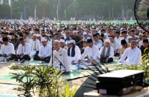 Walikota HMR dan Istri, Marlin  Salat Ied Bersama Ribuan Masyarakat