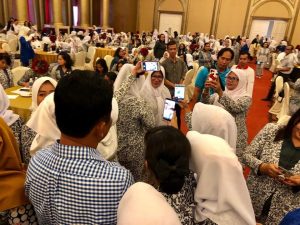 Giliran Ibu Bidan Ajak HMR Selfie
