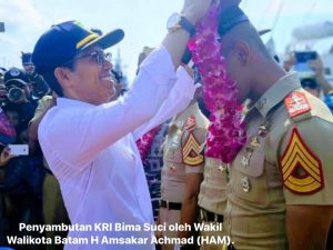 KRI Bima Suci Tiba di Batam, HAM Kalungkan Bunga