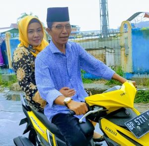HAM-Erlita Boncengan Motor Menembus Hujan di Belakangpadang