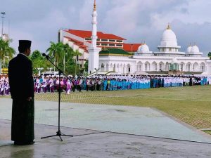 Pakai Sarung, HMR Pimpin Upacara Hari Santri