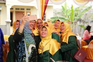 Keseruan saat Marlin Temui Warga di Kondangan