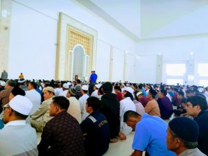 Jemaah Jumat di Masjid Sultan hingga ke Ruang Payung Raksasa