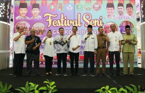 Puisi Wakil Walikota Guncang Festival Seni PGRI Kota Batam