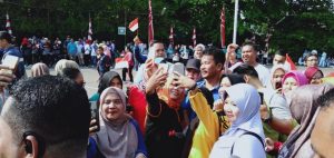 Warga Berebut Selfie dengan HMR Usai Buka Hari Kesehatan