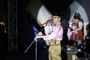  Bagai Sebuah Simfoni, Usai Buka Pawai Budaya, HAM Nyanyikan Dua Lagu
