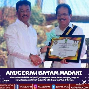 HMR Sematkan Sendiri Anugerah Batam Madani untuk Menteri Sofyan