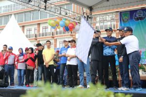 Batam Day, Peserta Jalan Santai dan Sepeda Santai Maju Tak Gentar Terobos Hujan