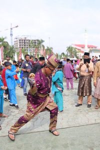 Berbagi Keceriaan di Hari Jadi Kota Batam, Jefridin Ikut Main Gasing Bersama Pelajar