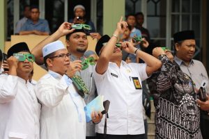 Usai Salat, Jefridin Saksikan Gerhana Matahari Cincin dari Pelataran Masjid Agung