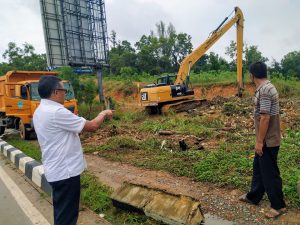 Bertruk-truk Sampah yang Menyumbat Drainase Depan Indomobil Diangkut