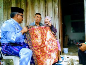 Nenek Hilda Tak Henti Menangis di Depan Jefridin, Harta Satu-satunya Cuma Sehelai Kain