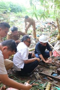 Jefridin Masuk ke Parit Penuh Sampah dan Lumpur