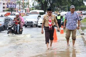 Hujan-hujanan tanpa Alas Kaki, Jefridin Tinjau Titik Banjir