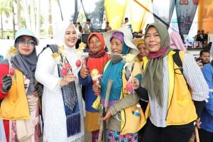 Rayakan Hari Jadi Kota Batam, Marlin Beri Bunga Telur ke Pasukan Kuning