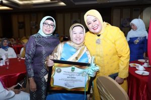 Hj Betty Asmeri, Aktivis Perempuan, Penerima Anugerah Batam Madani