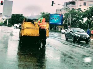 Hujan Pantang Surutkan Semangat Mereka Angkut Sampah