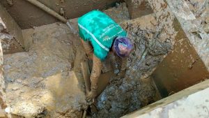 Aksi Petugas Pembersih Drainase DLH Ini Membuat Trenyuh