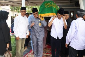 Mewakili HMR dan Pemko Batam, Jefridin Lepas Jenazah Mertua Wakil Walikota Batam