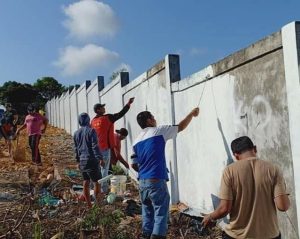 Warga Kecamatan Bengkong Gotong Royong, Ubah TPS Liar jadi Taman Keluarga
