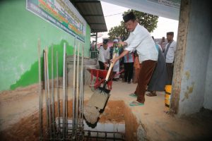 Kunjungi Warga Ideal, HMR Letakkan Batu Pertama Rehab Masjid Baitul Muhajirin