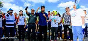 Pimpin 300 Orang, HMR Pungut Sampah Plastik di Simpang Kepri Mall