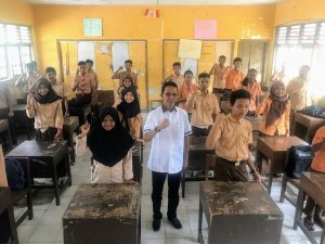 Usai Musrenbang, HAM Sempatkan Diri Motivasi Murid SMPN 23 Pulau Ngenang