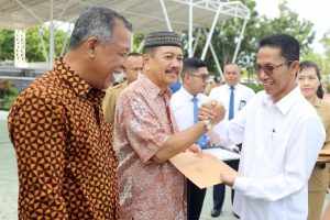 HAM Serahkan SK Pensiun, di Antaranya kepada Zarefriadi
