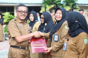 Serahkan Satyalencana untuk 356 Guru, Jefridin Ingatkan Jaga NKRI dari Radikalisme