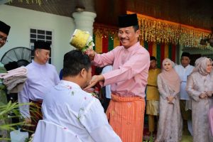 Mandi Tolak Bala Warnai Prosesi Doa Selamat Pernikahan Putra HMR