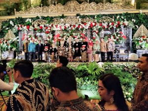 Papan Bunga Ucapan Selamat Pernikahan Randi-Mita Padati Royal Ambarrukmo Hotel