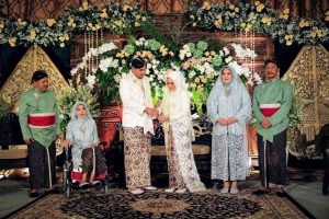 Pakai Baju Adat Jawa, HMR Dampingi Pernikahan Putra Sulungnya & Dara Yogya