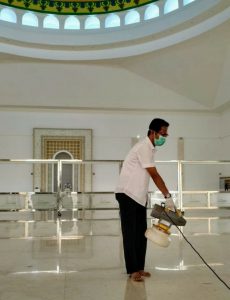 HAM Pimpin Bersih-bersih Masjid Sultan, Dilanjut Tinjau Pelabuhan dan Sekolah