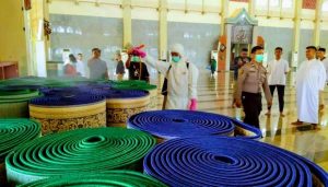 Jajaran Polda Kepri Bersih-bersih Masjid Agung Batam dengan Disinfektan