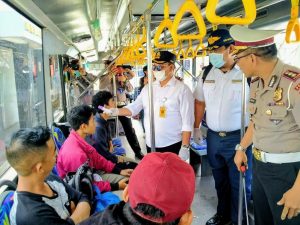 Bersama Wadirlantas & Kasatlantas, Rustam Ukur Suhu Tubuh Penumpang Bus Trans Batam