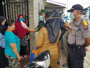 Dari Pintu ke Pintu, Camat Belakangpadang Pimpin Tim Covid-19 Sisir Warga Hinterland