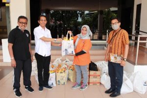 Ringankan Beban Keluarga Pasien, Ikatan Alumni ITB Bantu Bahan Pokok