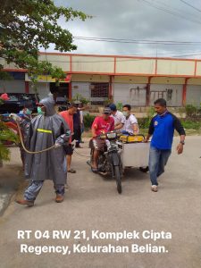 Kian Banyak Warga Perumahan Bersatu Lakukan Penyemprotan Mandiri