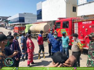 Terjunkan 3 Armada & 2 Tim, Dinas Damkar Semprot Beberapa Lingkungan di Batam Kota