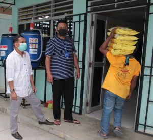 Kelurahan Mulai Bagikan Sembako Gratis untuk Warga Terdampak Covid-19