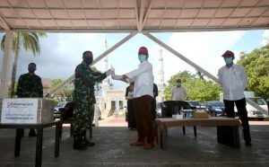 HMR Bagikan Hand Sanitizer Bantuan Singapura ke Masyarakat lewat Kecamatan