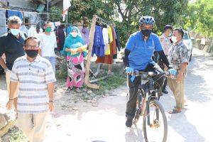 Jefridin Bantu Bagikan Sembako di Sagulung dengan Bersepeda