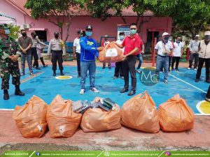 Ke Belakangpadang, PSMTI Bagi-bagi Masker untuk Tukang ojek dan Becak