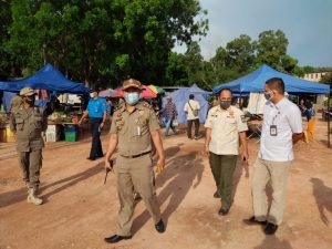 Tim Gabungan Sosialisasi Penutupan Pasar Kaget, Sambil Bagikan Seribu Masker