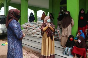Tak Mau Berpangku Tangan, GOW Bagi 50 Ton Beras ke Panti Asuhan & Panti Jompo