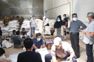 Setdako Batam Kerahkan ASN, Bungkus Gula Hibah dari BC Agar Bisa Lekas Dibagikan