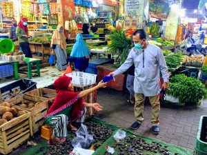 Tiap Sore, Tim Covid-19 Kecamatan Gencar Blusukan: Sosialisasi & Bagi Masker
