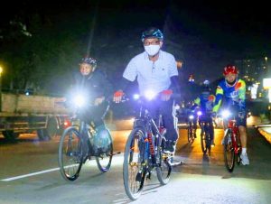 Pacu Adrenalin di Bulan Puasa, Jefridin Bersepeda di Malam Hari