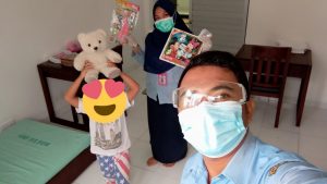Terpisah dari 3 Kakaknya yang Covid-19, Bocah Yatim Ini Senang saat Dibelikan Boneka